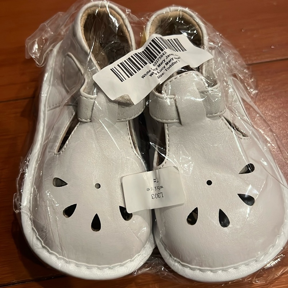 New size 7 toddler white squeaky shoes